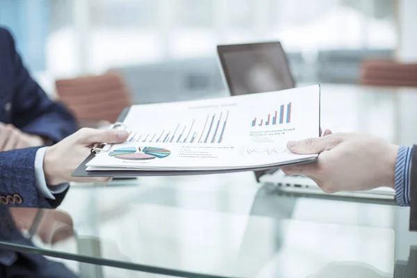 Manager of Finance takes financial statement from the employee on a workplace — Stock Photo, Image