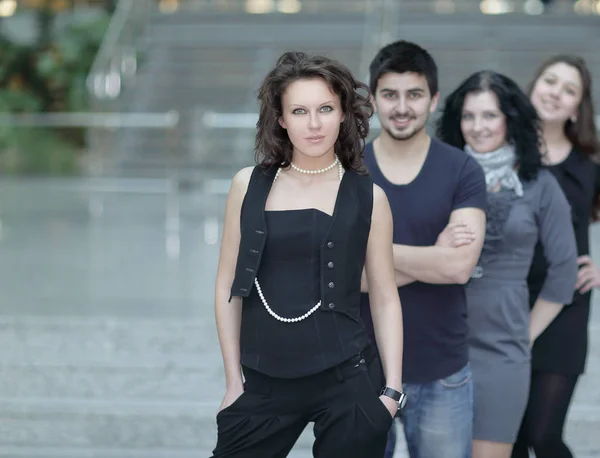 Retrato da equipe de negócios bem sucedida no fundo do escritório . — Fotografia de Stock