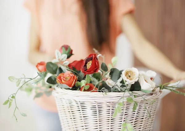 Stäng up.basket av roses.photo med kopia utrymme — Stockfoto