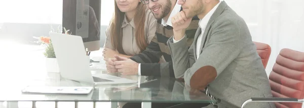 Team di lavoro di successo seduto alla scrivania — Foto Stock