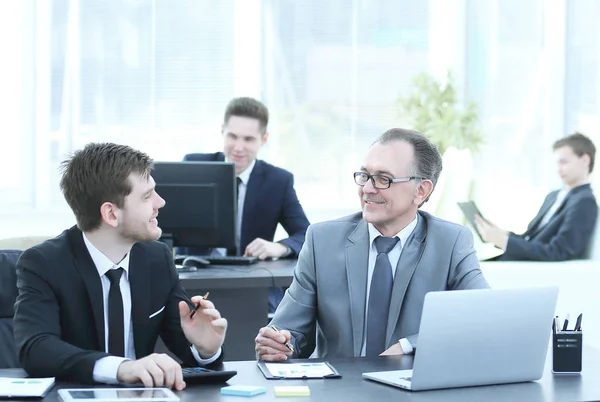 Colegas sonrientes que trabajan con el intercambio en la oficina — Foto de Stock