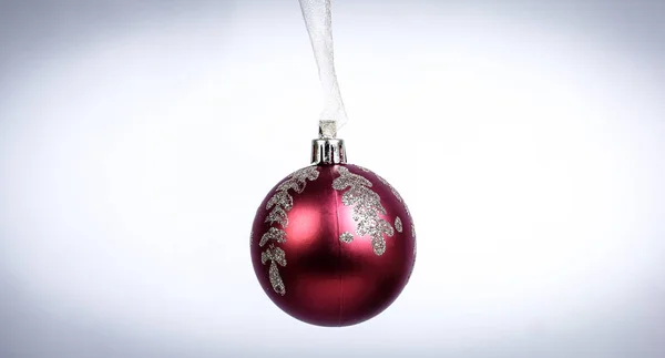 Κόκκινη χριστουγεννιάτικη μπάλα απομονωμένη σε λευκό φόντο — Φωτογραφία Αρχείου