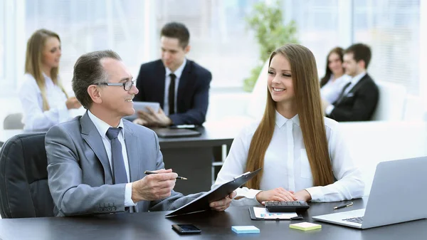 Responsable de marketing y equipo de trabajo con gráficos en papel . — Foto de Stock