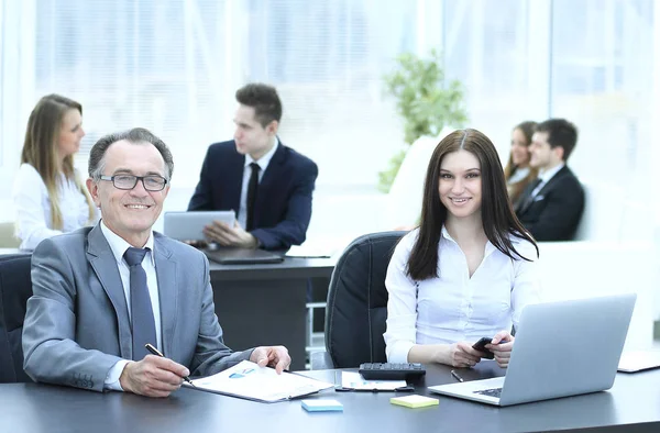 Homme d'affaires et équipe d'affaires sur le lieu de travail — Photo