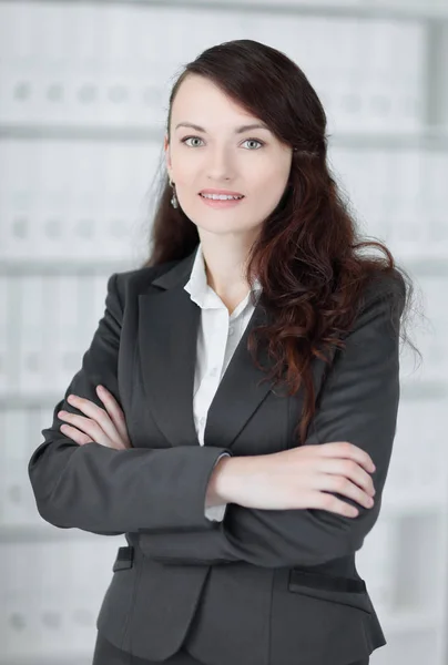 Retrato de una joven mujer de negocios en el fondo de la oficina —  Fotos de Stock