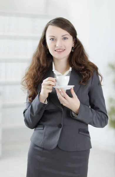 Closeup.friendly mulher de negócios com uma xícara de café — Fotografia de Stock