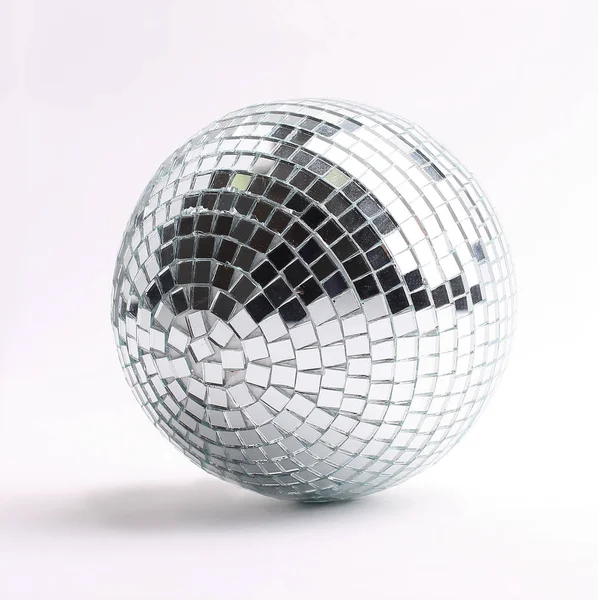 Beyaz bir arka plan üzerinde izole bir disko topu — Stok fotoğraf