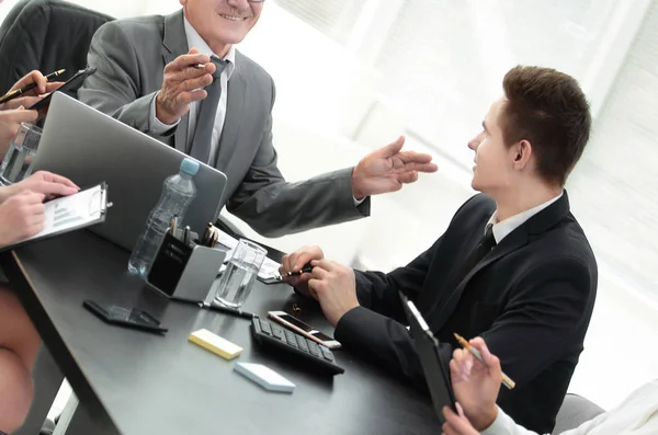 Gerente y grupo empresarial discutiendo documentos financieros — Foto de Stock