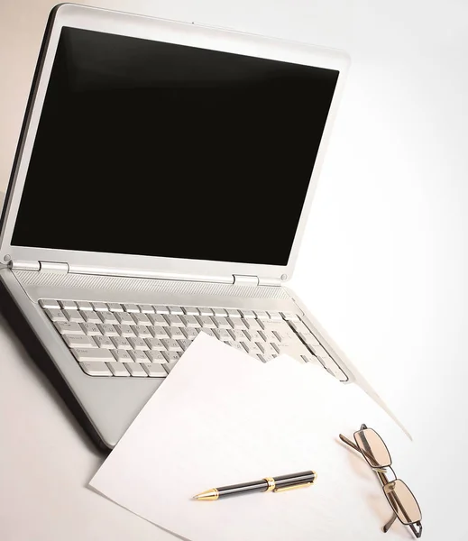 Aprire laptop, valigetta e penna sul desktop — Foto Stock