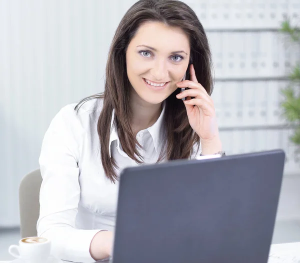 Closeup. business woman talking on mobile phone — Stock Photo, Image