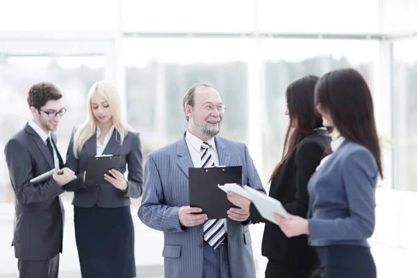 Group Van Mensen Uit Het Bedrijfsleven Staan Lobby Van Office — Stockfoto