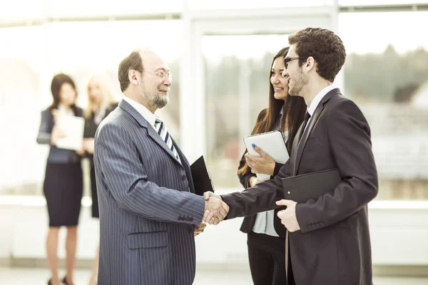 Obchodní partnery před obchodní schůzkou handshake — Stock fotografie