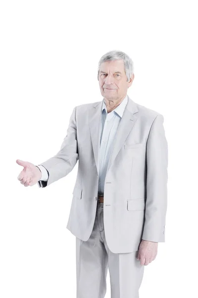 Уверенный в себе старший бизнесмен протягивает руку для рукопожатия — стоковое фото
