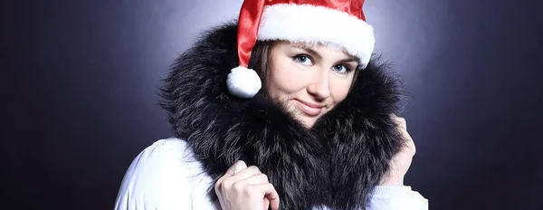 Bela jovem mulher no casaco de inverno e chapéu de Papai Noel. — Fotografia de Stock