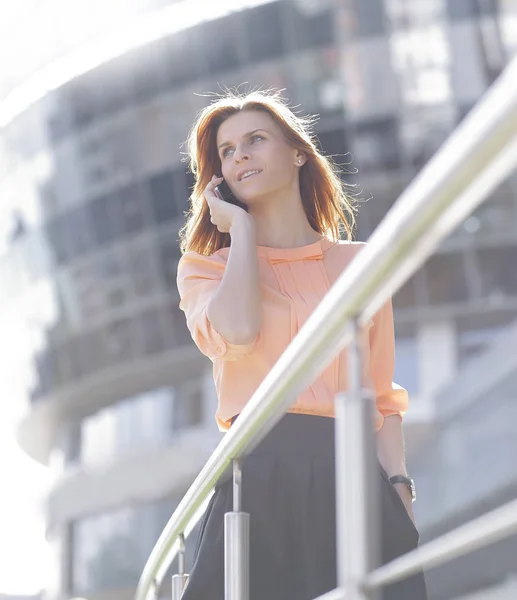 Portrait of young attractive businesswoman talking on her smartphone — Stock Photo, Image