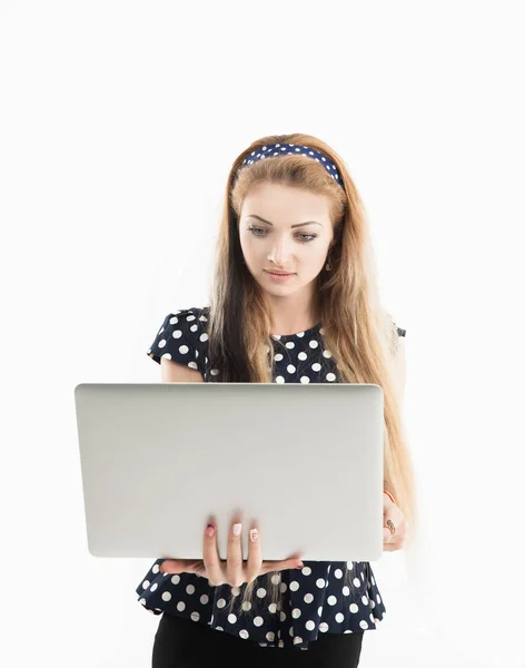Retrato de mujer administradora confiada con un ordenador portátil abierto o — Foto de Stock