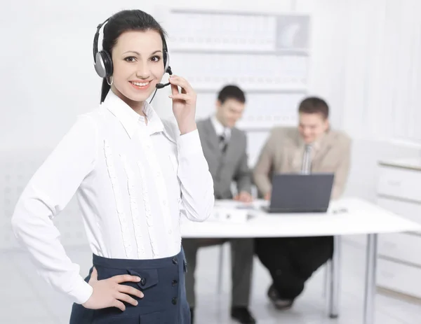 Porträtt av en anställd callcenter i bakgrunden av den av — Stockfoto
