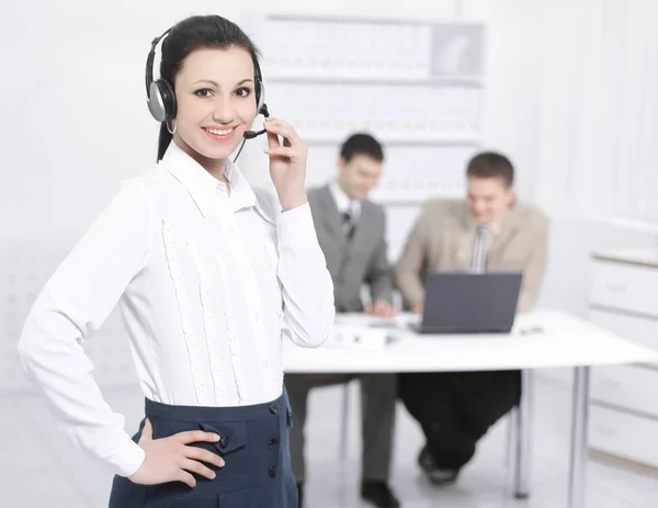 Retrato de um call center empregado no fundo do de — Fotografia de Stock