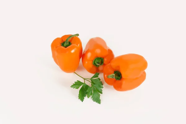 Paprika en takje peterselie .isolated op een witte achtergrond — Stockfoto