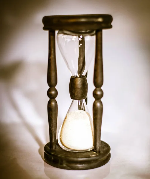 시간의 어두운 background.the 개념에 모래 시계 — 스톡 사진