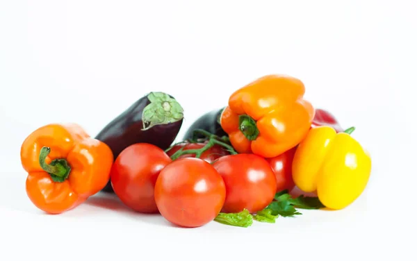 携帯電話と白い背景の上に新鮮な vegetables.isolated — ストック写真
