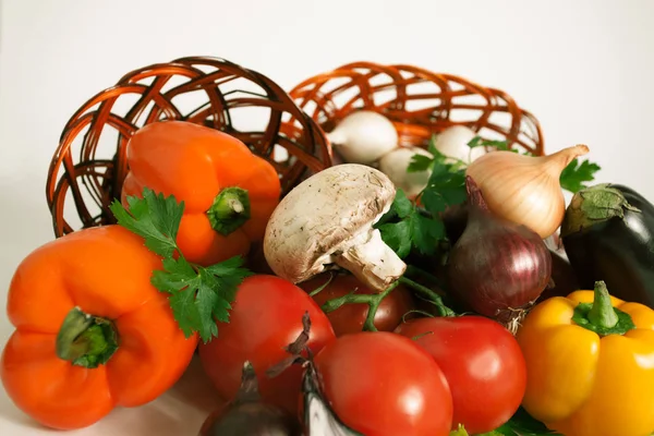 Grzyby i wiele świeżych warzyw w basket.i wiklina — Zdjęcie stockowe