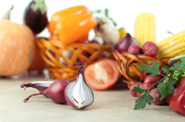 Background image of fresh vegetables on a wooden table — Stock Photo, Image