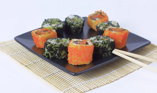 Sushi seti - Maki sushi ve chopsticks bir b farklı — Stok fotoğraf