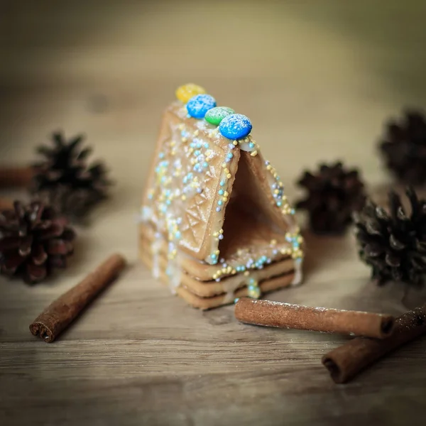 Kerst tabel. kaneelstokjes, cookies en Spar kegels op houten b — Stockfoto