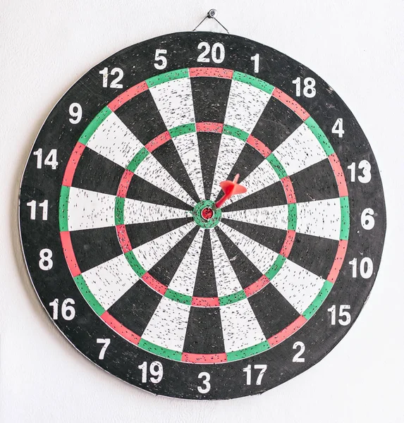 Close-up shot rode dart pijl op het midden van het dartbord — Stockfoto