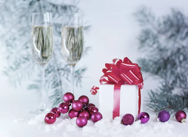 Two glasses with champagne, and boxes with gifts on Christmas b — Stock Photo, Image