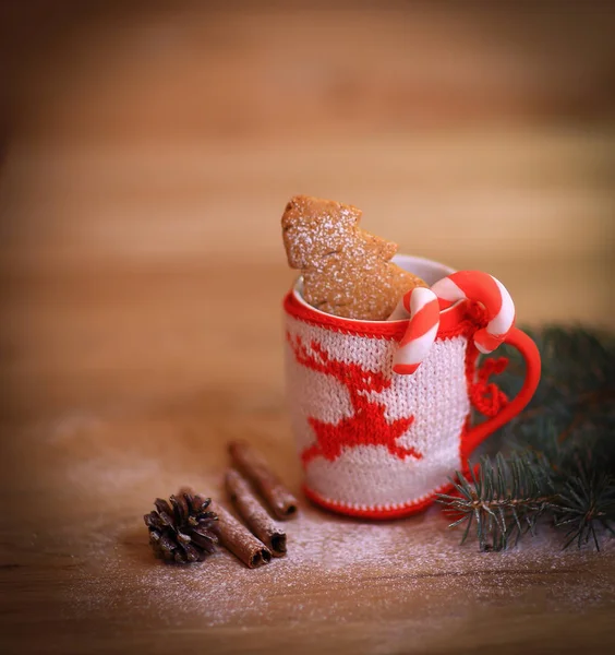 Christmas Cup ornaments and cinnamon sticks on wooden background — Stock Photo, Image