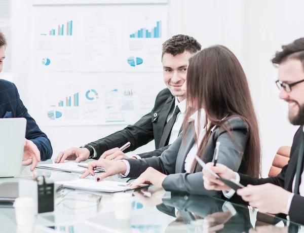 Equipo empresarial exitoso está preparando una presentación de una nueva fi — Foto de Stock