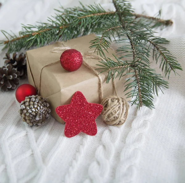 Confezione regalo e ramo dell'albero di Natale e decorazioni su bianco — Foto Stock