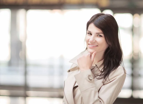 Succesvol zakenvrouw op een achtergrond van een ruime kantoor — Stockfoto