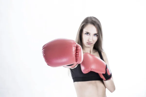 Концепція мети: портрет молодої спортивної жінки в боксерських рукавичках — стокове фото