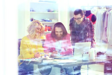 Görünüm glass.creative takım arkasından stüdyo yeni fikirleri tartışır