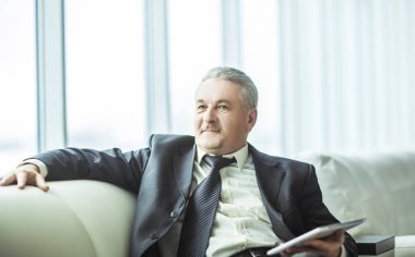 özel ofis kanepede oturan dijital tablet ile deneyimli avukat