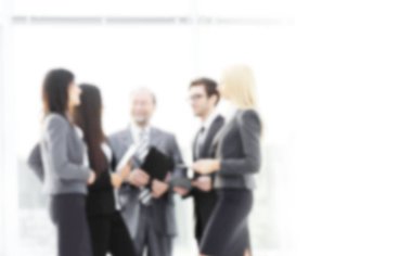 Görüntü'nün modern ofisinde ayakta belgeler ile iş takım