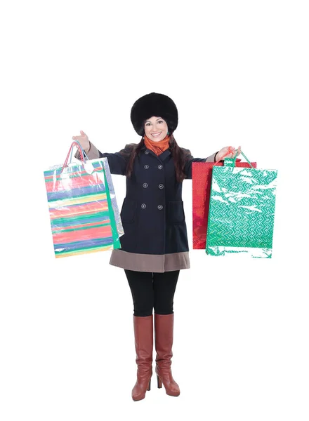Jonge vrouw in winterkleren met shopping tassen — Stockfoto