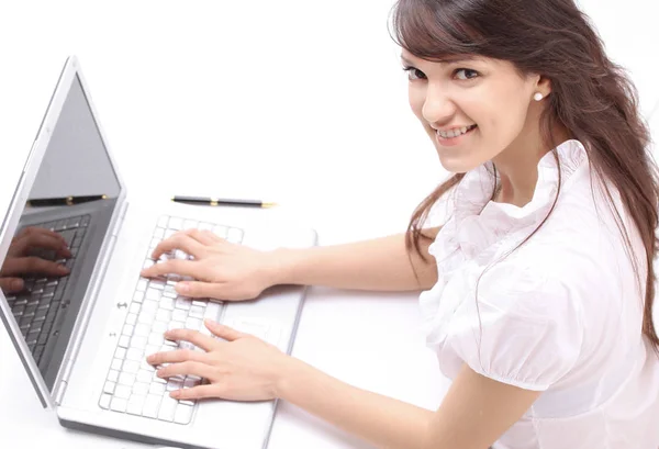 Closeup.Young vrouw die op laptop werkt. het uitzicht vanaf de top — Stockfoto