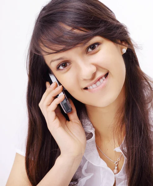 Sorrindo jovem mulher falando em um telefone celular — Fotografia de Stock