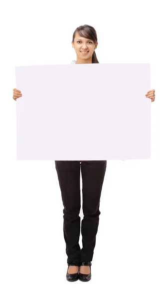Junge Geschäftsfrau zeigt leeres Banner. — Stockfoto