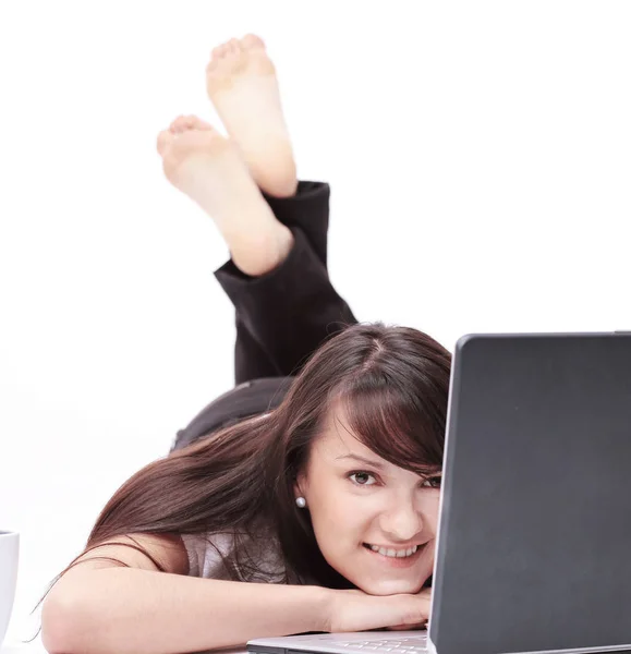 Närbild. leende ung kvinna med laptop på arbetsplatsen. — Stockfoto