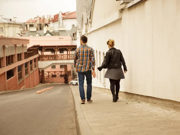 Visão traseira de amar jovem casal andando pela rua — Fotografia de Stock