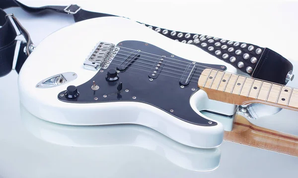 Closeup.electric guitarra con correa aislada sobre fondo blanco . — Foto de Stock