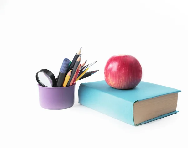 Книга, яблуко і office поставок на білий background.photo з копією простір — стокове фото
