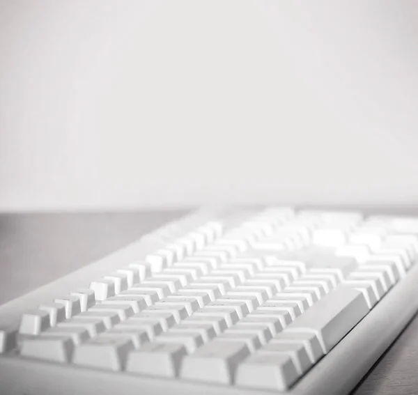Zblízka. počítačová klávesnice na šedém pozadí — Stock fotografie