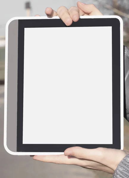 De près. femme montrant une tablette numérique à l'extérieur — Photo