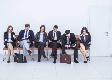 konferans salonu lobide oturan sunu başında iş takım hazırlar